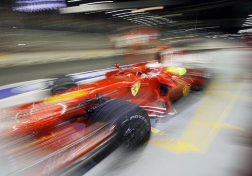 组图:f1新加坡夜战独具特色 阿隆索路灯下飞驰