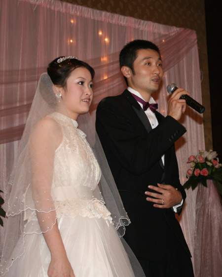 组图刘炜完婚幸福美满新郎新娘喝甜蜜交杯酒
