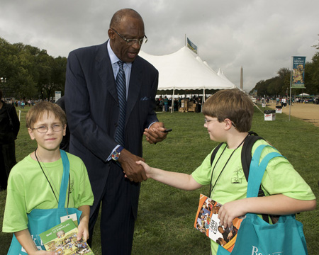 图文:NBA球星出席国家图书节 与孩子打招呼