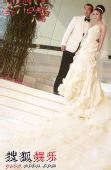 图：陈慧琳十米婚纱铺满台阶