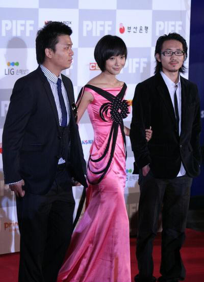 图:王珞丹粉色长裙配黑色中国结 彰显中国特色