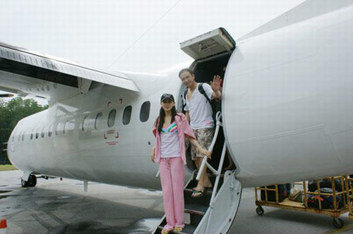乘私人飞机抵达热浪岛
