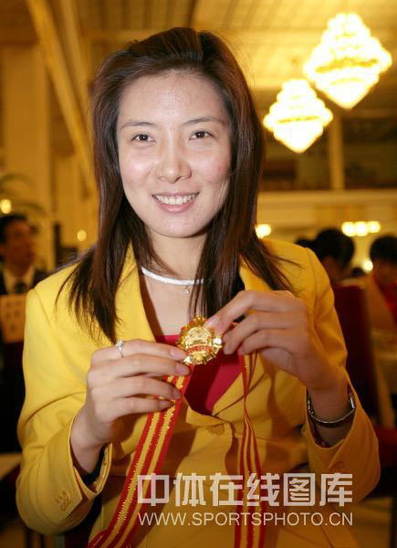 图文：2008年奥运会表彰大会 杜丽美丽依旧