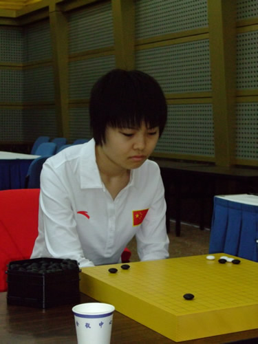 图文:智运会围棋女子半决赛 中国小将宋容慧