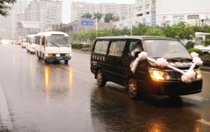 庞祖云雨中出殡 妻子体力不支未送"梅老坎"