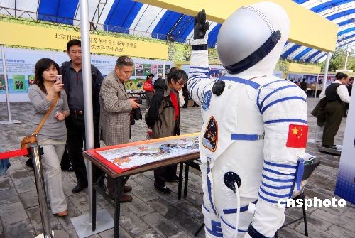 中国造"飞天"太空舱外航天服在北京亮相