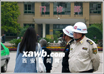 保安戴头盔 患者感觉很紧张 本报讯 好奇怪,医院保安咋戴头盔上班呢