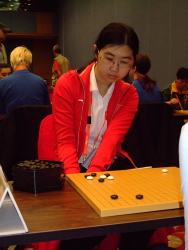 图文:围棋女子团体赛第一轮 中国的郑岩二段