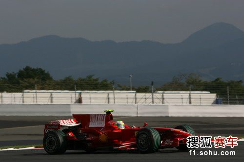 图文f1日本大奖赛排位赛马萨在比赛中
