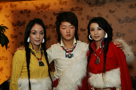 图文:雪域奇葩藏族组合现场雪山朗玛现场献唱