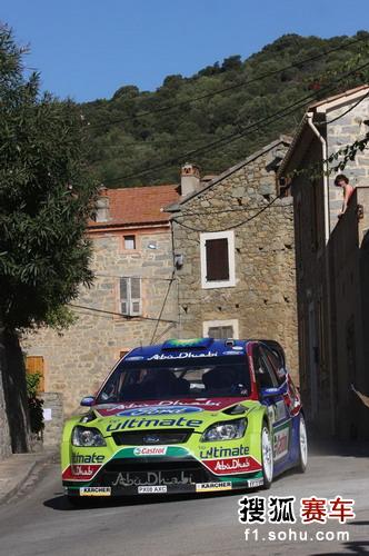 图文:08年WRC法国站次日 希尔沃宁穿过小镇
