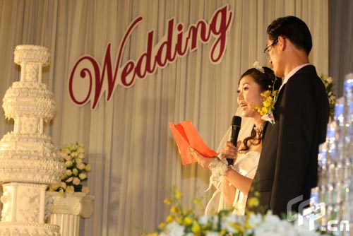 图文:女排老将张娜大婚 新郎新娘朗读誓词