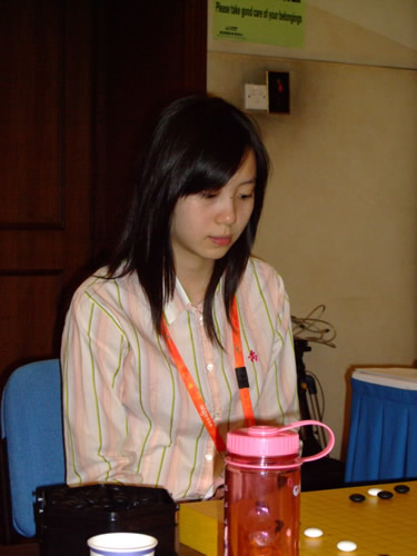 图文:围棋女团第六轮 中华台北的党希昀初段