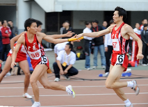 图文:广东男子4×400米接力夺冠 比赛中接棒