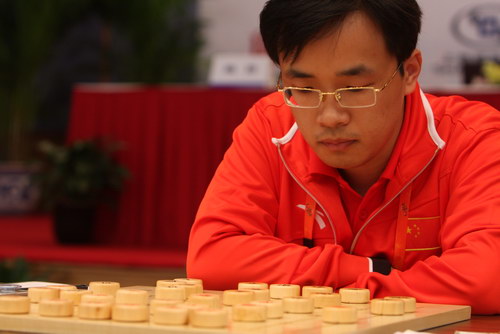 图文:象棋男团赛第二轮 中国年轻棋手孙勇征