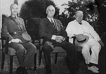 蒋介石（左）罗斯福（中）丘吉尔（右）