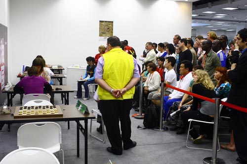 图文：国际跳棋比赛 观众屏息观战