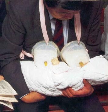 日本变态发明男人用人造乳房喂婴儿奶水(图)