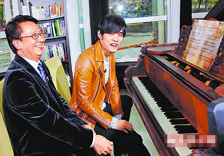 周董（右）坐在钢琴边接受李四端专访。