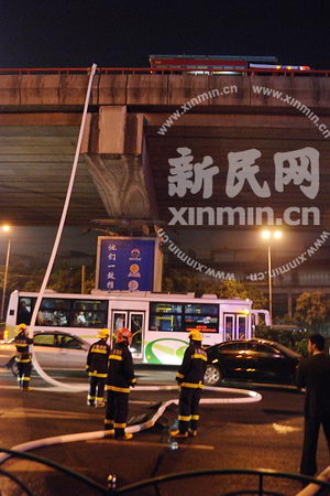 上海杨浦大桥发生公交车自燃事故(组图)