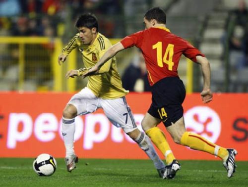 图文:比利时1-2西班牙比利亚带球过人