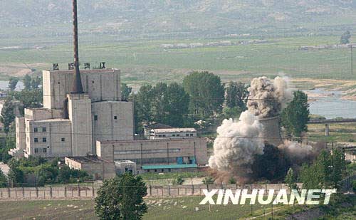 图为2008年6月27日，在朝鲜核工业重地宁边，20多米高的核设施冷却塔在烟尘中倒塌。朝鲜当地时间27日17时05分（北京时间16时05分），宁边地区核设施的冷却塔被炸毁