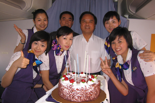 厦航员工与厦门市长同唱生日快乐歌(图)