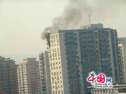 北京一高层建筑发生火灾 消防启用高压水龙(图