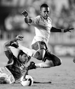 巴西队球员罗比尼奥（右）突破受阻