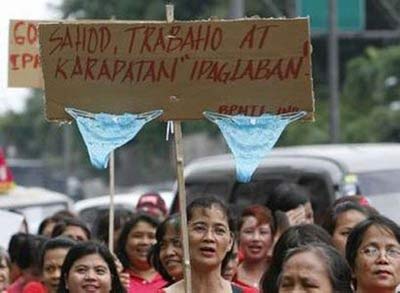 菲律宾女工抛内衣抗议工资低