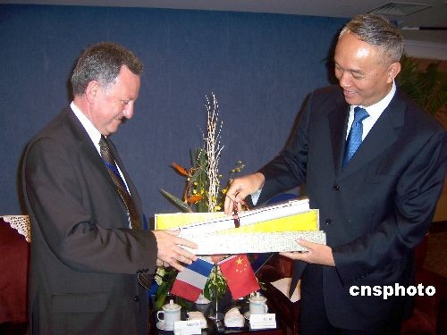 浙江杭州市市长向法国国民议会副议长赠送礼品
