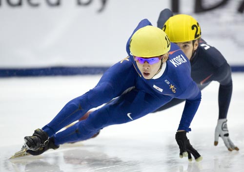 图文:短道速滑美国站首日 优美过弯姿势