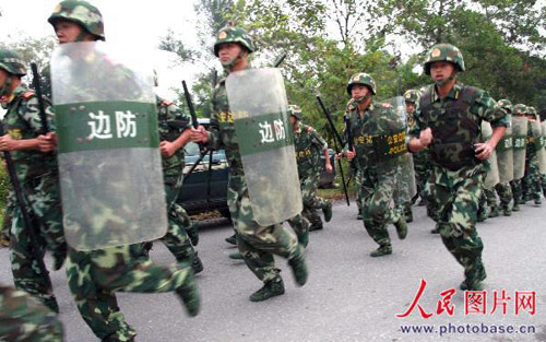 警方在合浦县白沙镇五星村委瓦窑岭村附近集结警力