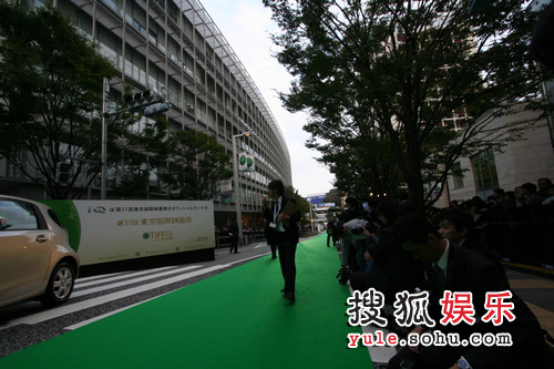 东京电影节绿毯星光闪耀 绿色地毯十分别致