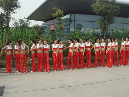 图文:F1中国站美女 一群穿红皮裤的F1漂亮宝贝