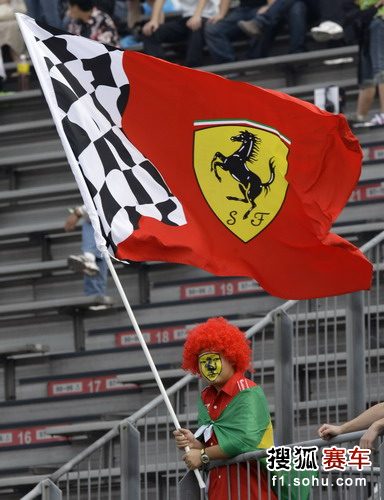 图文:f1中国站正赛 法拉利车迷挥舞着旗帜