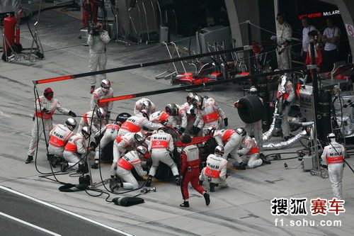 图文:f1中国站正赛 迈凯轮维修区-搜狐赛车