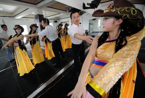 摆地摊卖内衣_摆地摊卖衣服图片(3)