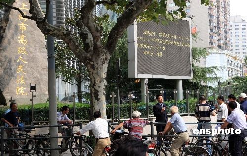 10月20日，诸多媒体在上海“高院”外关注“杨佳袭警案”审判。中新社发