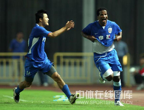 图文:[中超]上海3-2山东 里卡多庆祝自己进球