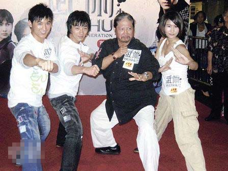 洪金宝与武术演员王文杰（左一）、刘峰超（左二）和王菲（左四）摆功架让传媒拍照