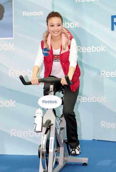 Reebok 产品发布会上，容祖儿大玩健身单车