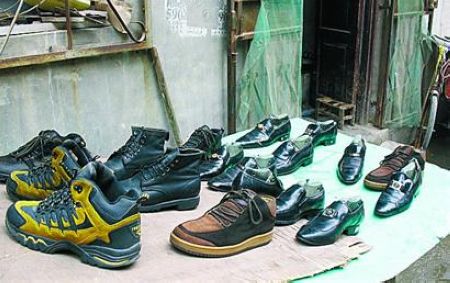 济南夜市叫卖二手鞋 背后隐藏垃圾鞋黑窝点(图