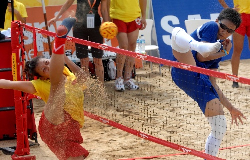 图文沙滩运动会女子沙滩藤球刘蕾进攻
