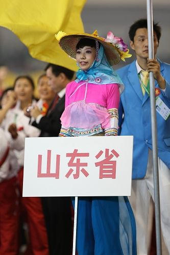 图文:全国农运会开幕式 美女引导员民族服饰