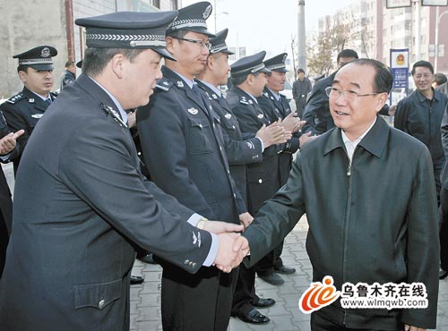 昨日,栗智(右)看望乌鲁木齐市公安局大湾派出所民警,了解了大湾