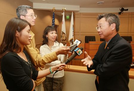 美籍华侨，加州核桃市市长林恩成接受专访。