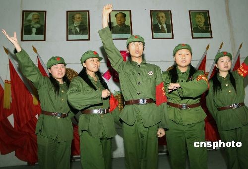 图:"红卫兵"在湖北一历史博物馆演歌舞