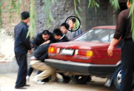 记者相机被抢并遭殴打；圈中男子参与了搓麻