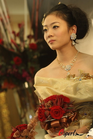 杨云婚纱_新娘杨云婚纱价值3000万而且全世界只有两件-体坛大牌的奢华婚礼(2)